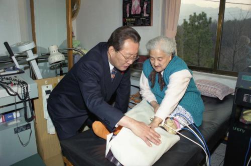 고건 국무총리 시립 노인요양원 방문 이미지