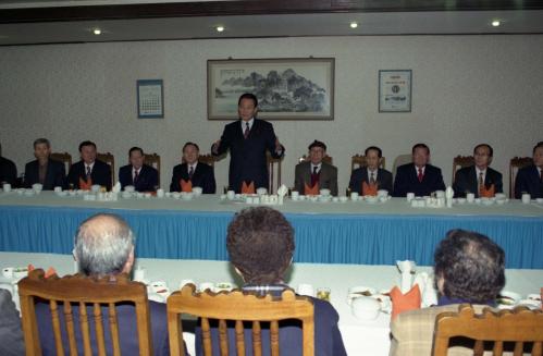 고건 국무총리 서울시민대상 동우회원과 오찬, 기념촬영 이미지