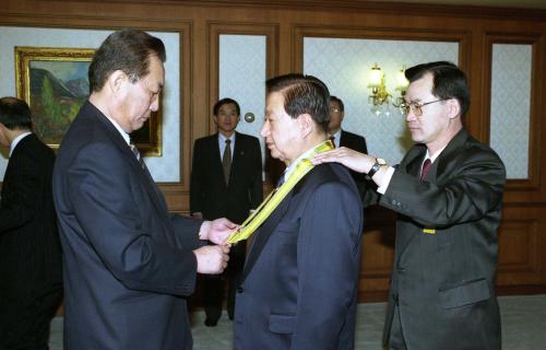 고건 국무총리 한국형 가족묘 고안 및 김치운 개발유공자 포상 이미지