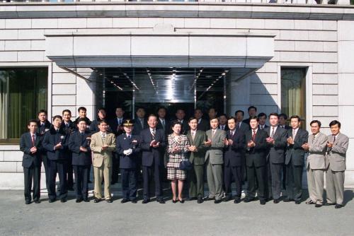 고건 국무총리 공관직원과 작별인사 이미지