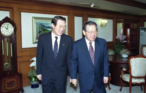 김종필 국무총리 서리 전철환 한국은행 총재 접견 이미지