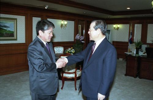 김종필 국무총리 서리 박상희 중소기업중앙회 회장 접견 이미지