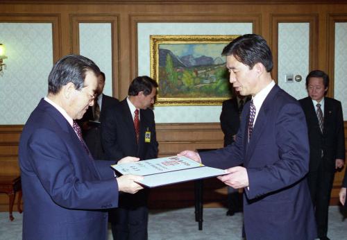 김종필 국무총리 국민고충처리위원회 위원 임명장 수여식(2명) 이미지