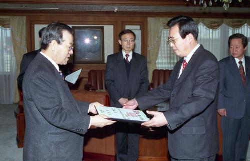 김종필 국무총리 오효진 공보비서와 민원비서관 임명장 수여식 이미지