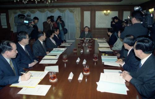 김종필 국무총리 민생치안대책 관계장관회의 주재 이미지