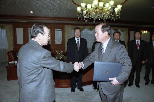 김종필 국무총리 최인관 의전비서관 외 1명 임명장 수여식 이미지