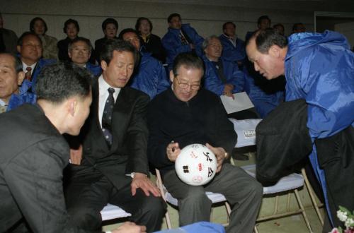 김종필 국무총리 한 일 축구경기 관전 이미지