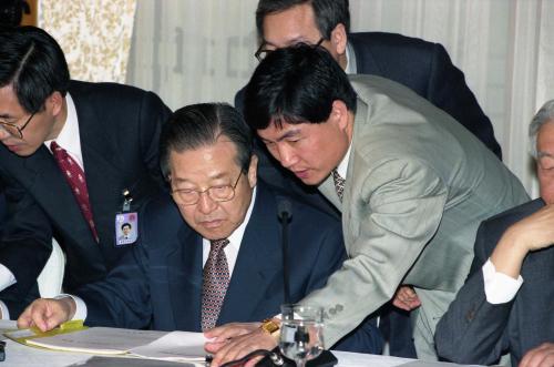 김종필 국무총리 2차 고위당정회의 참석 이미지