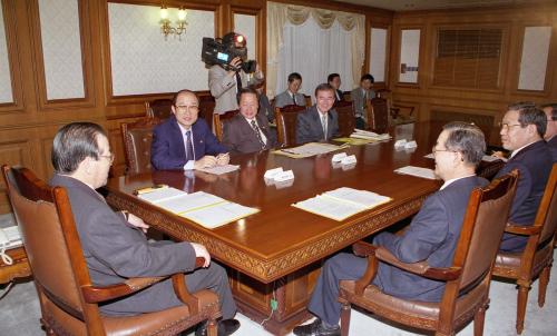 김종필 국무총리 통상관계장관회의 주재 이미지