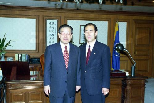 김종필 국무총리 광주광역시 가락종친회 임원 접견, 기념촬영 이미지