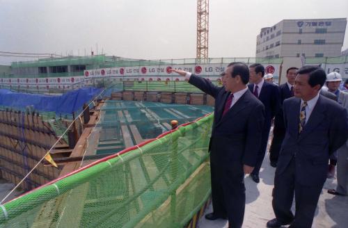 김종필 국무총리 벤처센터건립 공사현장 시찰 이미지