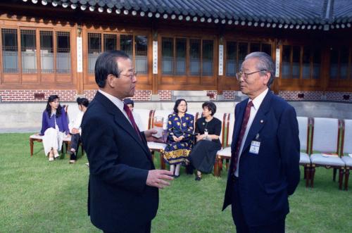 김종필 국무총리 홍성유 소설가 등 소설가협회 회원 만찬, 기념촬영 이미지