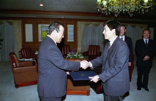 김종필 국무총리 이용호 공보지원담당관 임명장 수여식 이미지