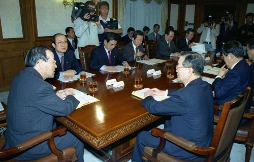 김종필 국무총리 인도네시아사태 관계장관회의 주재 이미지