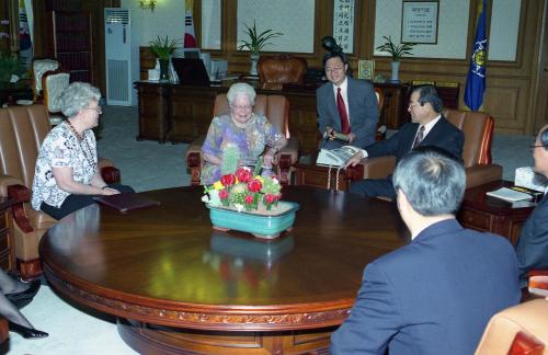 김종필 국무총리 홀트 일행 접견, 기념촬영 이미지