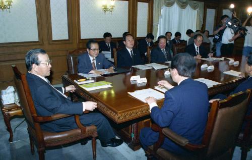 김종필 국무총리 물관련관계장관 보고 청취 이미지