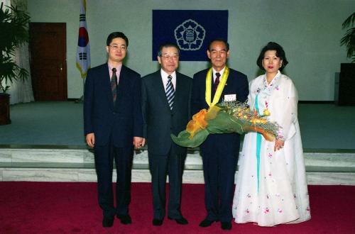 김종필 국무총리 호국보훈의 달 모범 국가유공자 포상 이미지