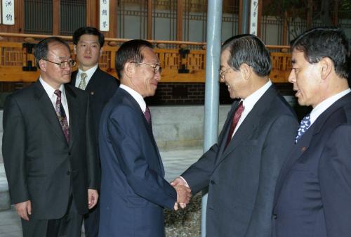 김종필 국무총리 고속철도, 신공항 건설관계자와 만찬 이미지