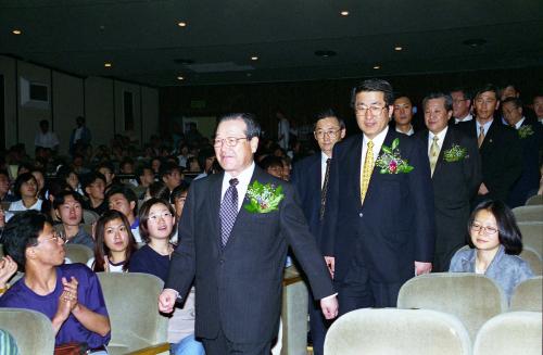 김종필 국무총리 '98 한국대학생 벤처창업박람회 참석 이미지