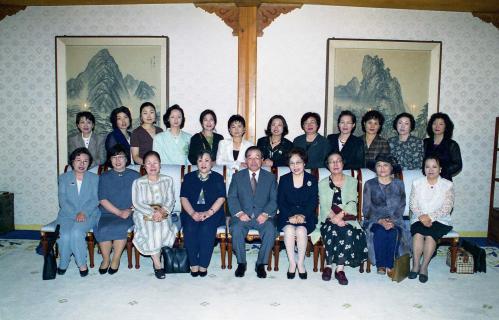 김종필 국무총리 여류화가회 회원 오찬 이미지