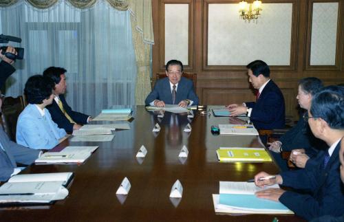 김종필 국무총리 유해업소관련 미성년자 보호대책 관계장관회의 주재 이미지