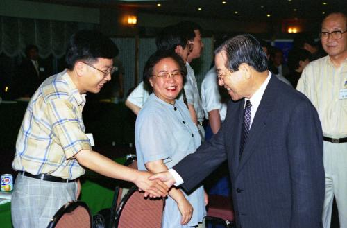 김종필 국무총리 '98 제1차 시민단체 국내연수자 격려 이미지