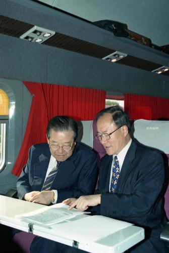 김종필 국무총리 아비뇽역 출발 이미지