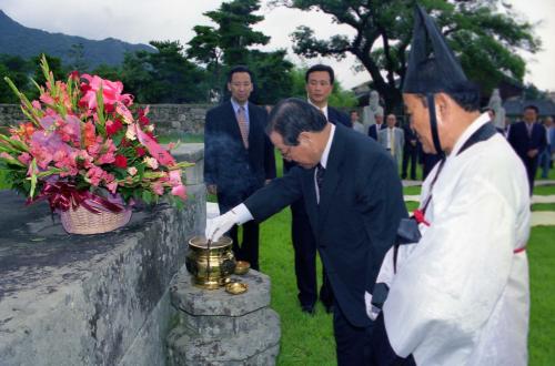 김종필 국무총리 김수로왕릉 참배 이미지