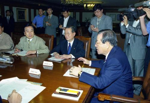 김종필 국무총리 수재대책 관계장관회의 주재 이미지