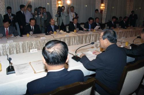 김종필 국무총리 제5차 고위당정회의 주재 이미지