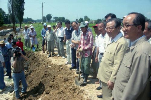 김종필 국무총리 충청남도 서산 수해현장 순시 이미지