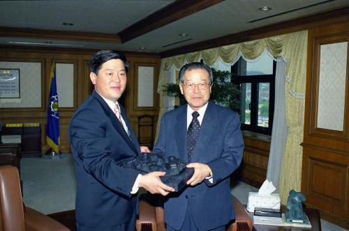 김종필 국무총리 한국청년회의소 간부 접견, 기념촬영 이미지