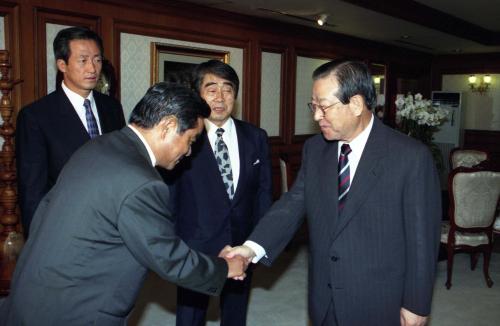 김종필 국무총리 오카노 준이치로 일본축구협회 회장 접견 이미지