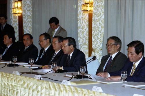 김종필 국무총리 제6차 고위당정회의 주재 이미지