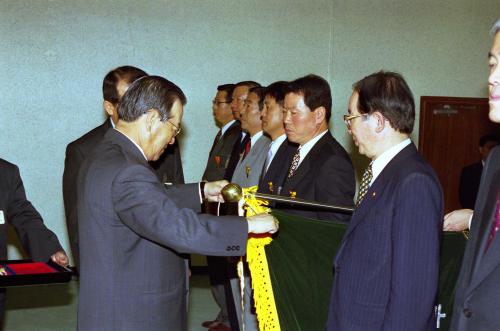 김종필 국무총리 '98 을지연습 종합평가회의 및 포상 이미지