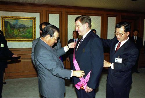 김종필 국무총리 이임 유럽연합(EU) 대사 서훈 이미지