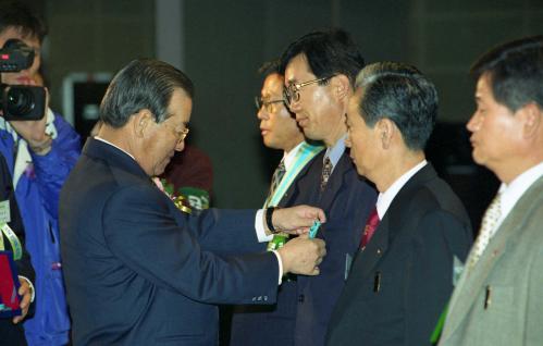 김종필 국무총리 제19회 에너지절약 촉진대회 참관 이미지