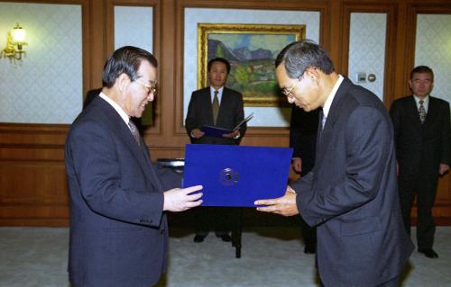 김종필 국무총리 정문수 무역위원회 위원장 임명장 수여식 이미지