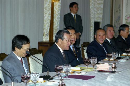 김종필 국무총리 고학력미취업자대책추진관련 대학, 전문대학, 경제단체 오찬 간담회 이미지