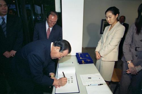 김종필 국무총리 제4회 명사미술전 참관 이미지