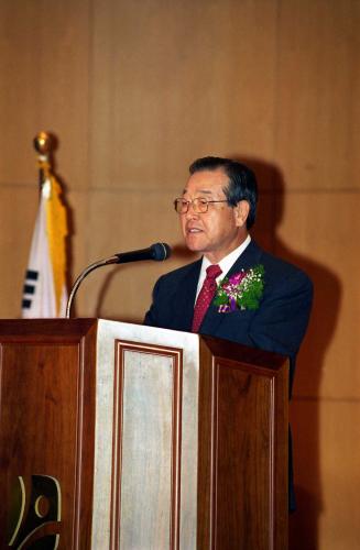 김종필 국무총리 실직가정돕기 범국민 결연운동 출범식 참석 이미지