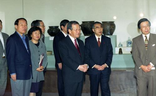 김종필 국무총리 일본 가고시마 도자기 전시장 여명관 시찰 이미지