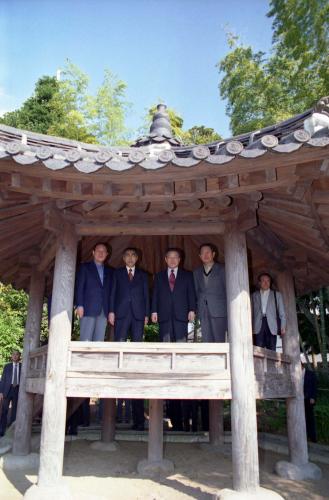 김종필 국무총리와 수행원들 도자기 제작 및 채식 체험 이미지