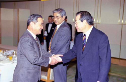 김종필 국무총리 일본 큐슈대학 관계자와 조찬 이미지