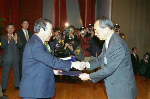 김종필 국무총리 '98 대한민국특허기술대전 개관식 및 시상식 참석 이미지