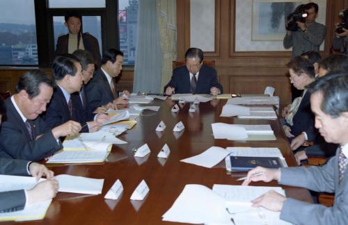 김종필 국무총리 실업대책위원회 회의 주재 이미지