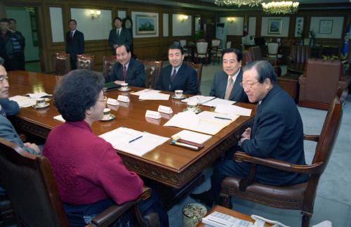 김종필 국무총리 신정공휴일축소 관련 관계장관회의 주재 이미지