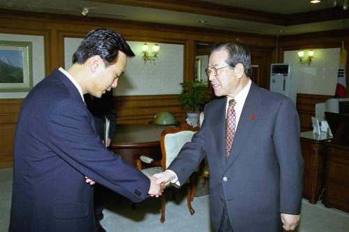 김종필 국무총리 경호실 직원과 기념촬영 이미지