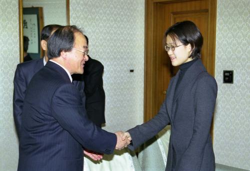 김종필 국무총리 '99 수능시험 만점학생 격려 이미지