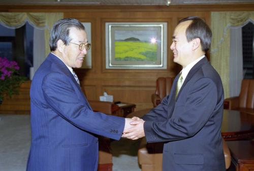 김종필 국무총리 전출 조병세 비서관 격려 이미지